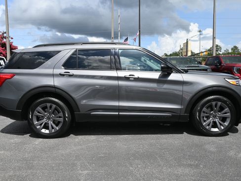Used 2023 Ford Explorer XLT w/ Equipment Group 202A RWD image 11