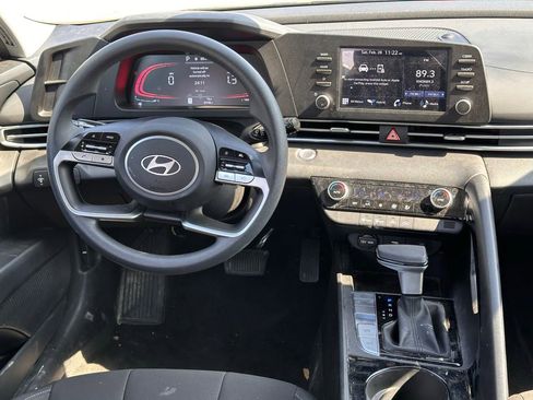 Used 2025 Hyundai Elantra Blue image 26