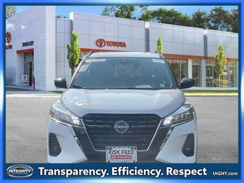 Used 2024 Nissan Kicks SR image 2