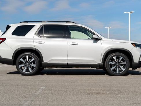 New 2025 Honda Pilot Touring image 8