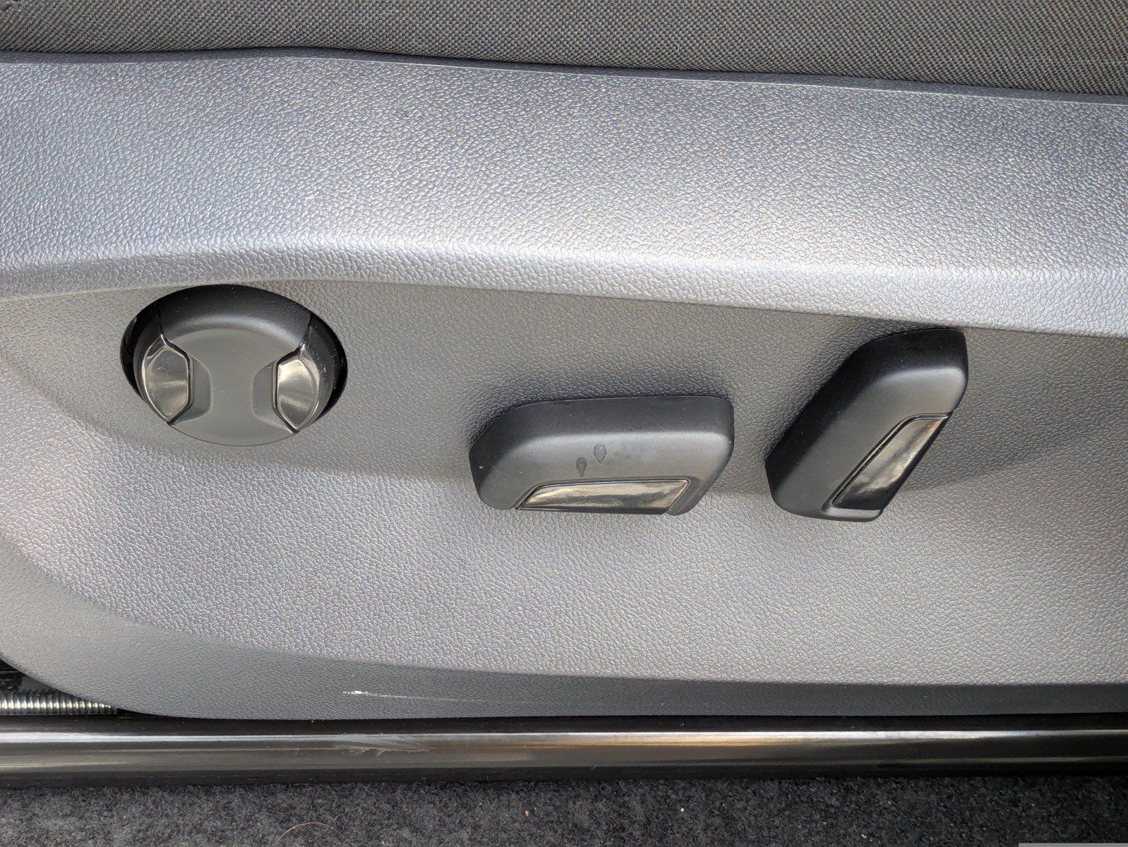 Used 2024 Volkswagen Tiguan SE R-Line FWD image 17