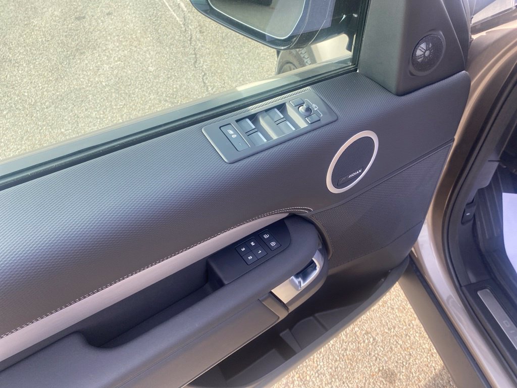 Used 2025 Land Rover Discovery Dynamic SE AWD/4WD image 11