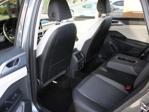 Used 2025 Volkswagen Taos SE AWD/4WD image 31