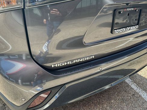 Used 2024 Toyota Highlander Limited image 5