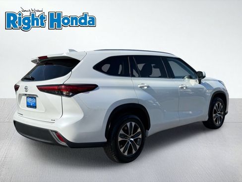 Used 2023 Toyota Highlander XLE FWD image 8