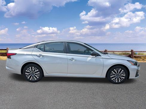 Used 2025 Nissan Altima 2.5 SV FWD image 9