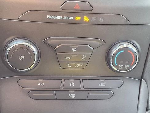 Used 2019 Ford Edge SE image 19