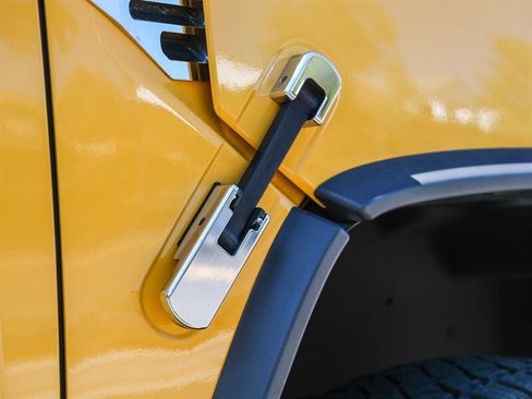 Used 2004 HUMMER H2 w/ Chrome Appearance Package image 15