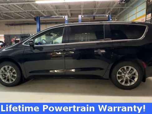 New 2026 Chrysler Pacifica Select image 5