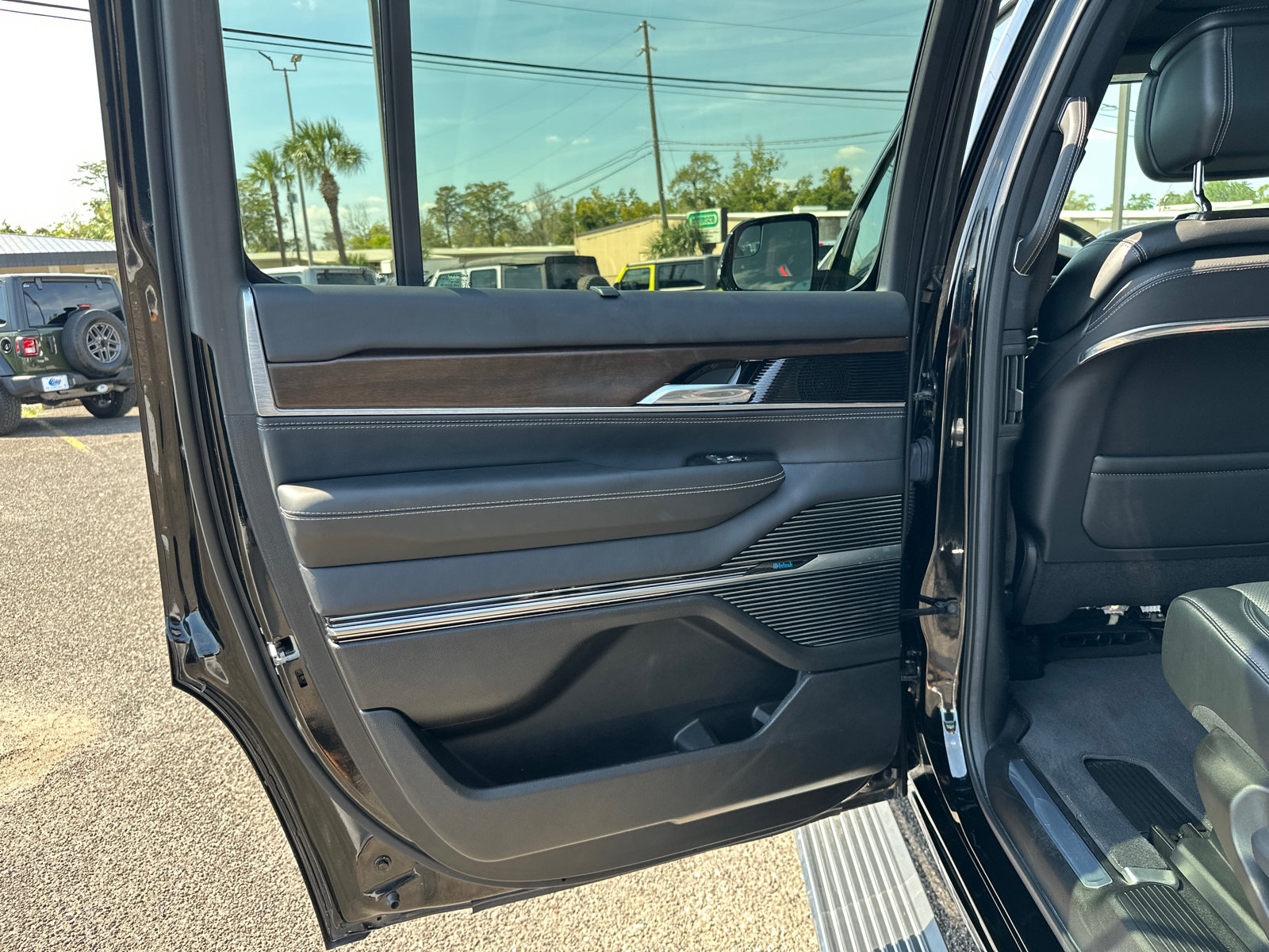 Used 2022 Jeep Grand Wagoneer Series I w/ Flexible Seating Group AWD/4WD image 13
