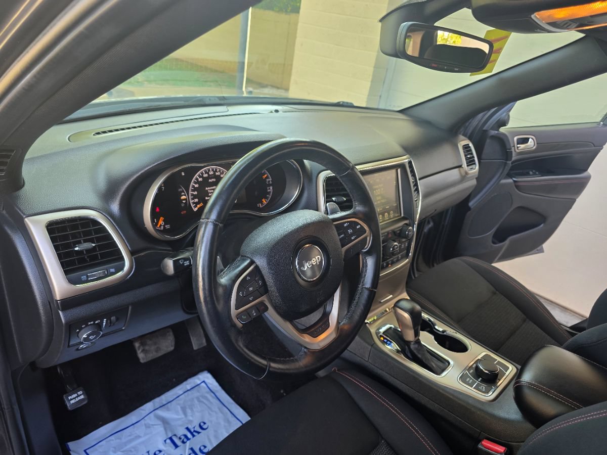 Used 2017 Jeep Grand Cherokee Laredo AWD/4WD image 24