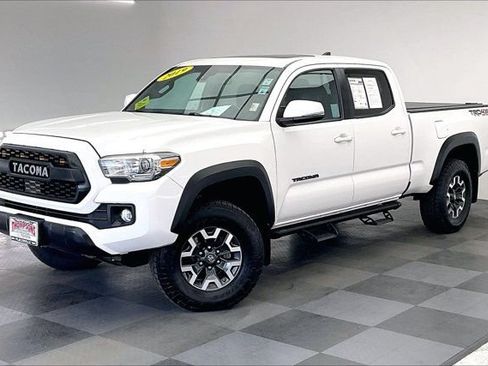 Used 2019 Toyota Tacoma TRD Off-Road w/ TRD Premium Off Road Package AWD/4WD image 12