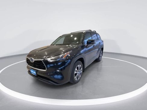 Used 2022 Toyota Highlander XLE AWD/4WD image 4