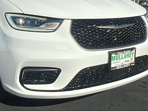 New 2026 Chrysler Pacifica Select image 10