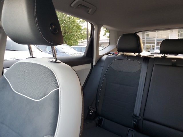 Certified 2025 Volkswagen Taos SE w/ Black Wheel Package FWD image 10