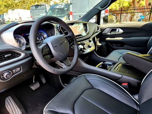 New 2026 Chrysler Pacifica Limited w/ Uconnect Theater Family Group image 19