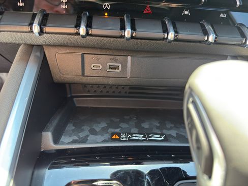 Used 2025 Chevrolet Colorado ZR2 w/ Technology Package AWD/4WD image 19