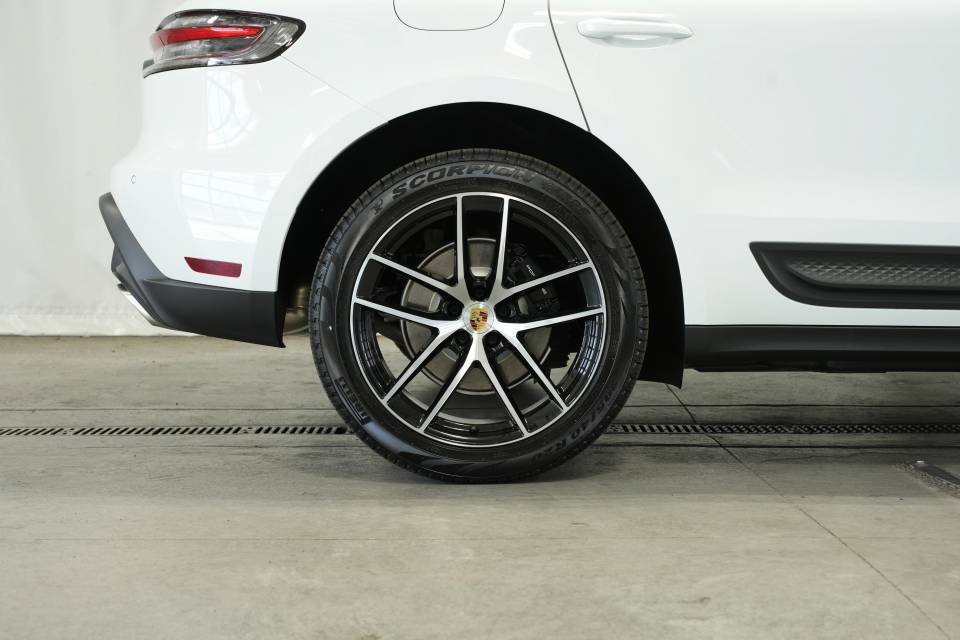 Certified 2025 Porsche Macan AWD/4WD image 40