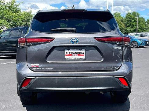 Used 2022 Toyota Highlander LE AWD/4WD image 4