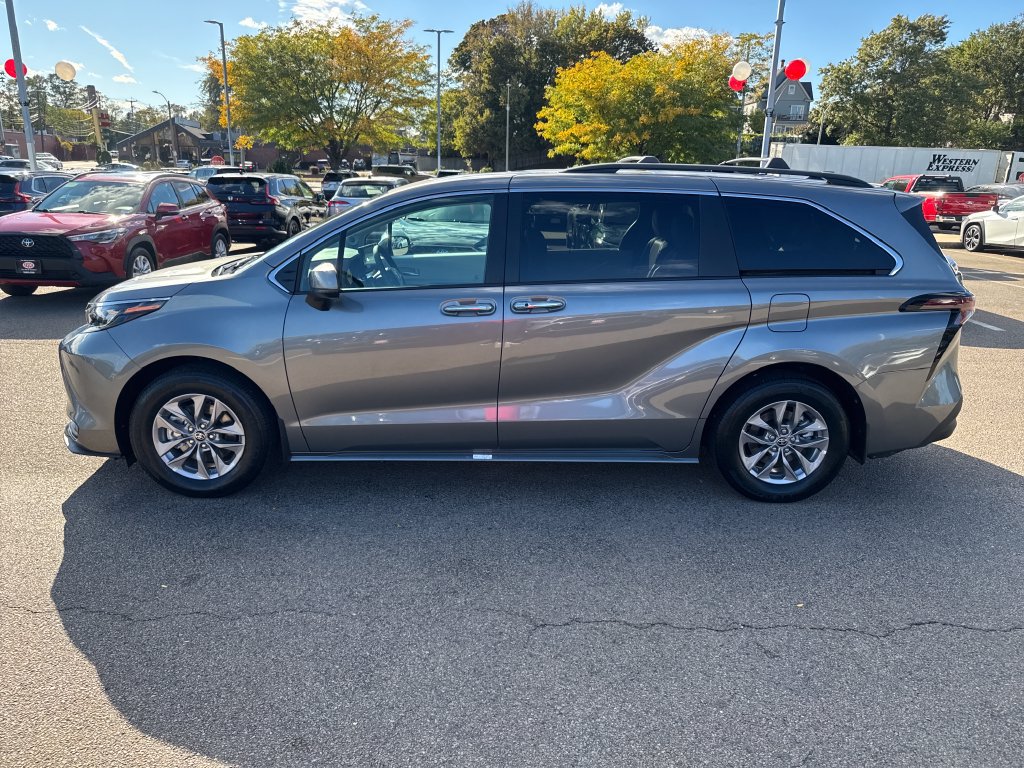 Used 2026 Toyota Sienna XLE AWD/4WD image 4