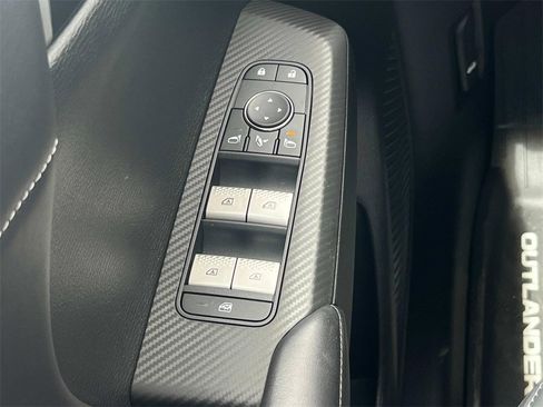 New 2025 Mitsubishi Outlander SE image 29