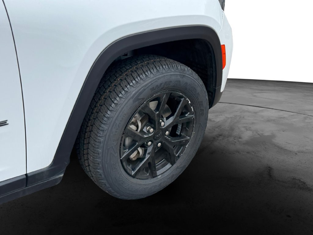 Used 2024 Jeep Grand Cherokee Altitude RWD image 11