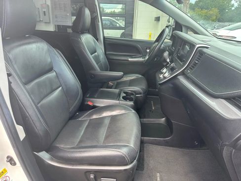 Used 2017 Toyota Sienna SE image 14