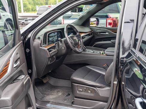 Used 2024 Cadillac Escalade Luxury w/ LPO, Floor Liner Package AWD/4WD image 20
