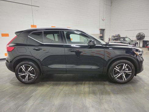 Used 2024 Volvo XC40 B5 Core image 18