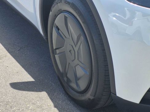 Used 2026 Tesla Model Y 2WD image 12