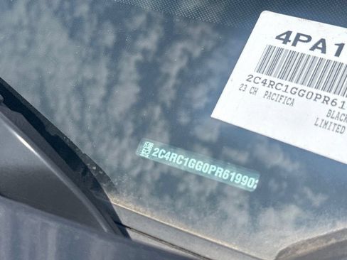 Used 2023 Chrysler Pacifica Limited FWD image 8