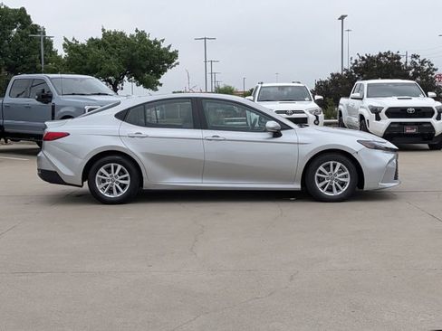 Used 2025 Toyota Camry LE FWD image 4