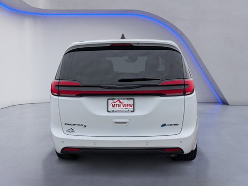 Used 2024 Chrysler Pacifica Select image 8