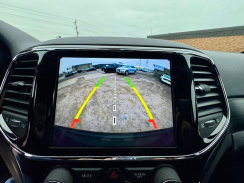 Used 2020 Jeep Grand Cherokee Altitude image 20