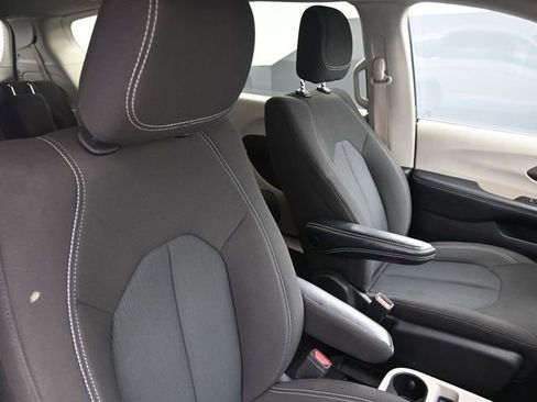 Used 2023 Chrysler Voyager LX image 34