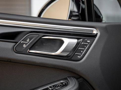 Certified 2024 Porsche Macan AWD/4WD image 21