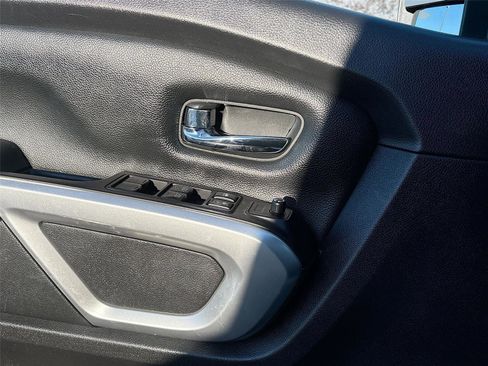 Used 2017 Nissan Titan SV image 19