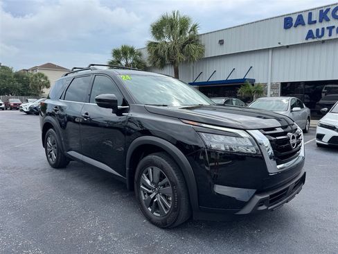Used 2024 Nissan Pathfinder SV w/ SV Premium Package FWD image 2