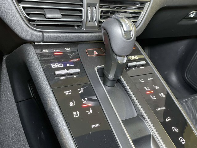 Certified 2026 Porsche Macan AWD/4WD image 33