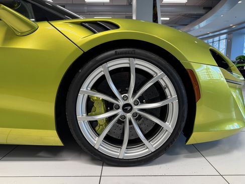 Used 2024 McLaren Artura image 19