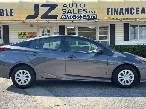 Used 2022 Toyota Prius LE FWD image 2