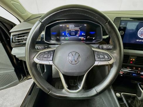 Used 2025 Volkswagen Jetta SE FWD image 9