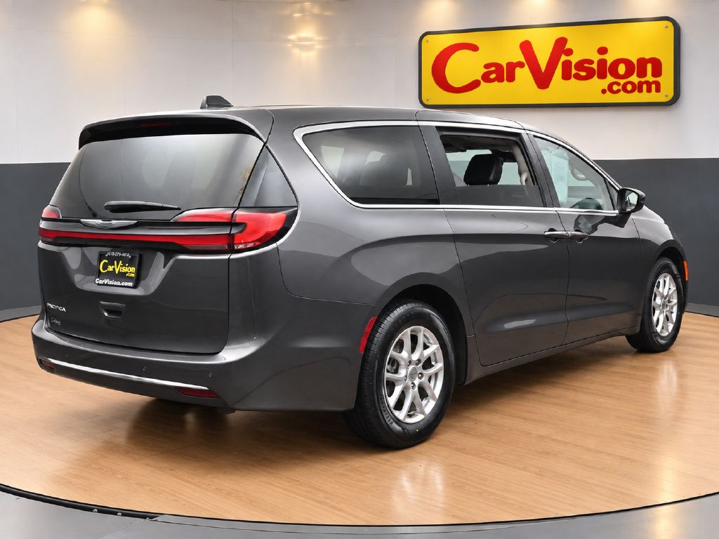 Used 2023 Chrysler Pacifica Touring-L FWD image 4