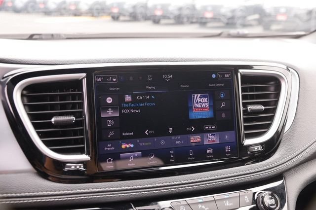 Used 2025 Chrysler Pacifica Limited FWD image 19