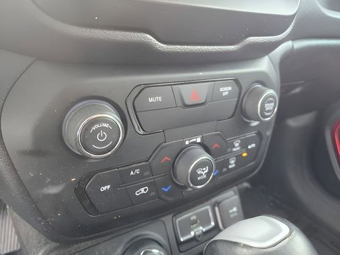 Used 2020 Jeep Renegade Trailhawk w/ Premium Leather Group image 21