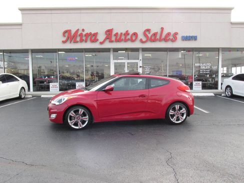 Used 2013 Hyundai Veloster w/ Style Pkg image 2