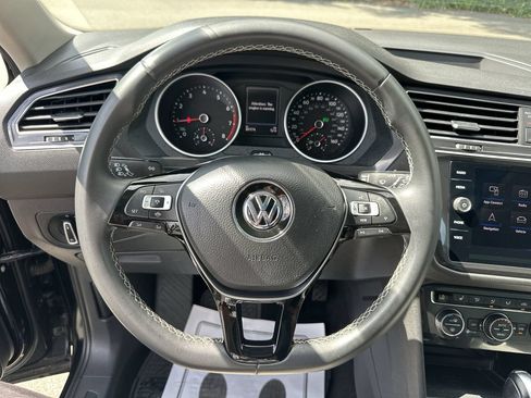 Used 2021 Volkswagen Tiguan SE w/ Panoramic Sunroof Package FWD image 16