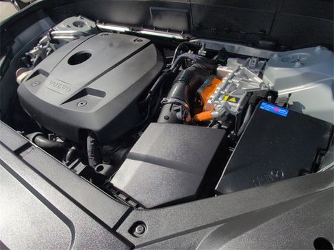 Certified 2025 Volvo XC90 T8 Core w/ Protection Package image 17