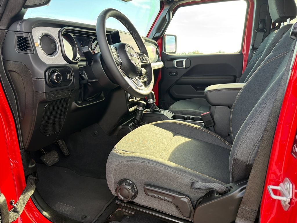 Used 2026 Jeep Wrangler Unlimited Sahara AWD/4WD image 4