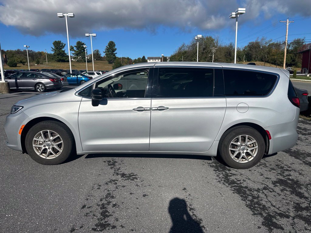 Used 2024 Chrysler Pacifica Touring-L FWD image 6